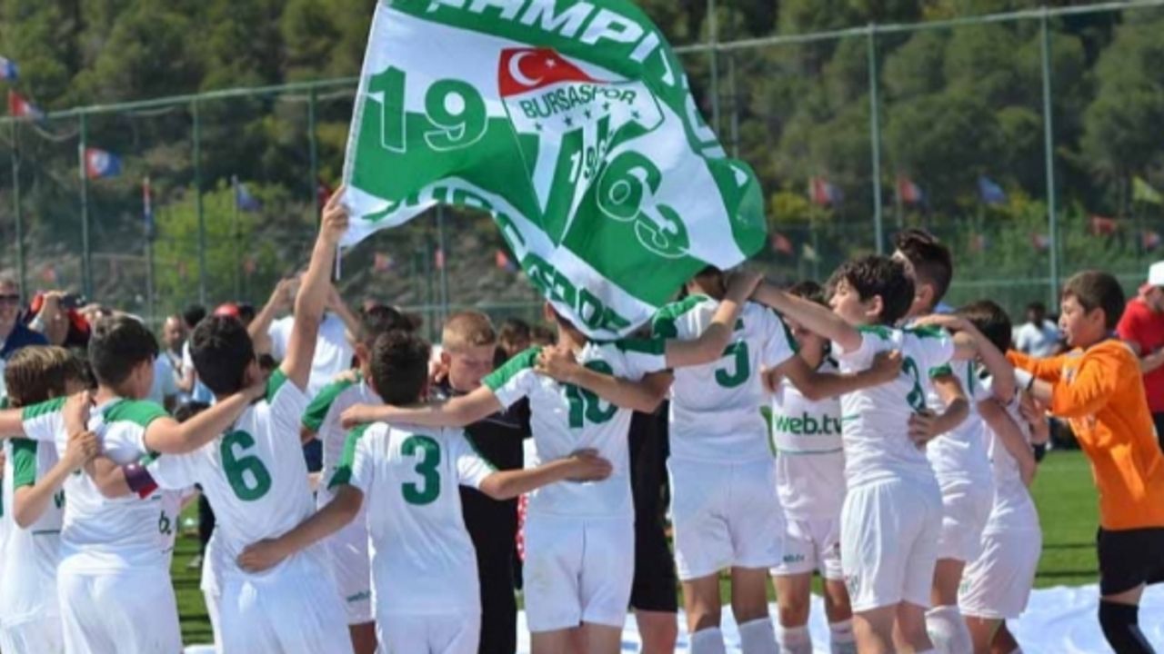 Londra’da Bursaspor Futbol Okulu açıldı