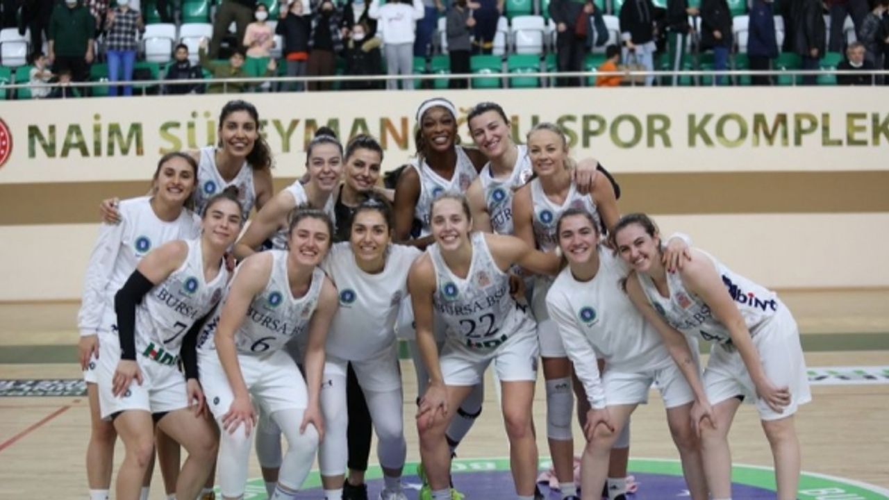 Bursa'nın basketçi kızları zirveyi zorluyor