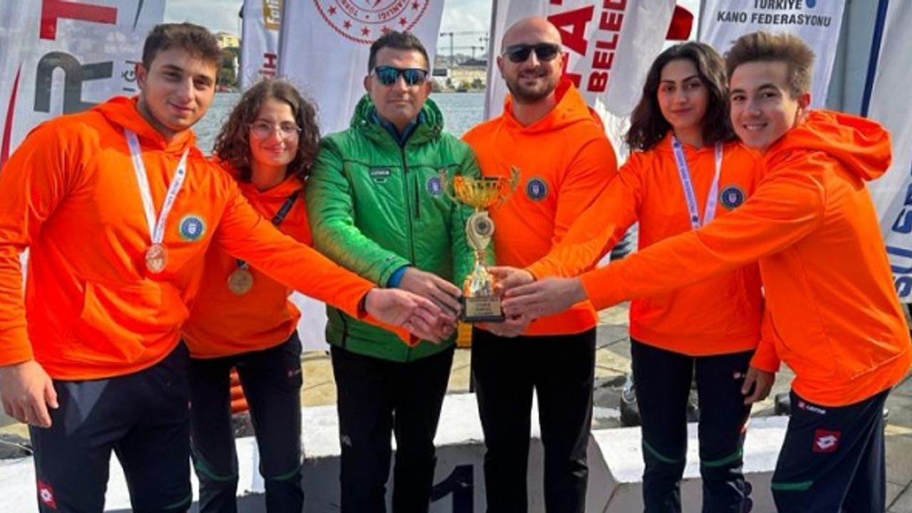 Bursa Büyükşehir Belediyesporlu kanocular Haliç’ten 4 madalya 1 kupayla döndü