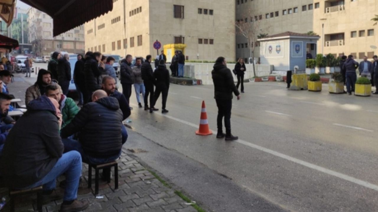 Bursasporlu taraftarlar Bursa Adliyesi önünde toplandı