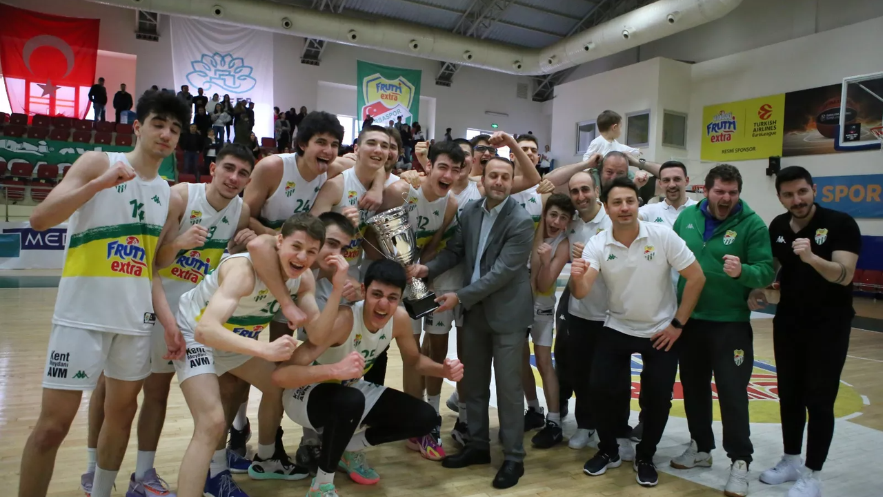 Frutti Extra Bursasporlu gençler Bursa şampiyonu