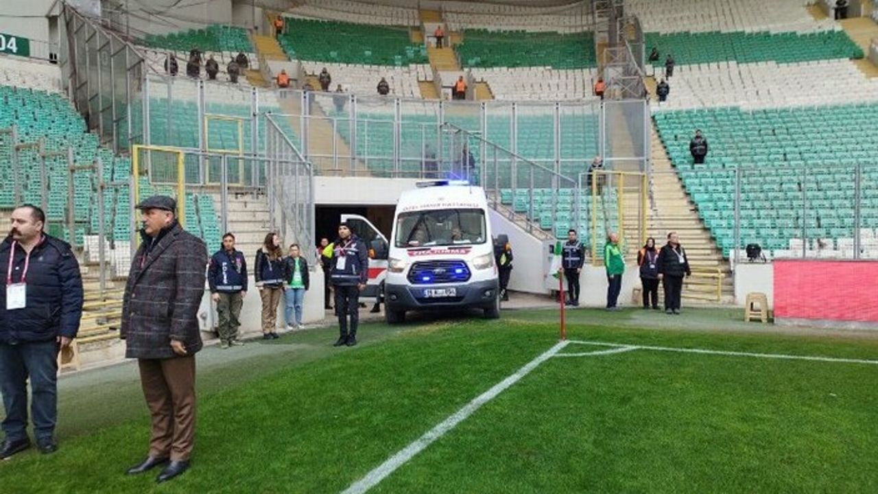 Bursaspor - Ankaraspor maçında İstiklal Marşı ambulanstan seslendirildi