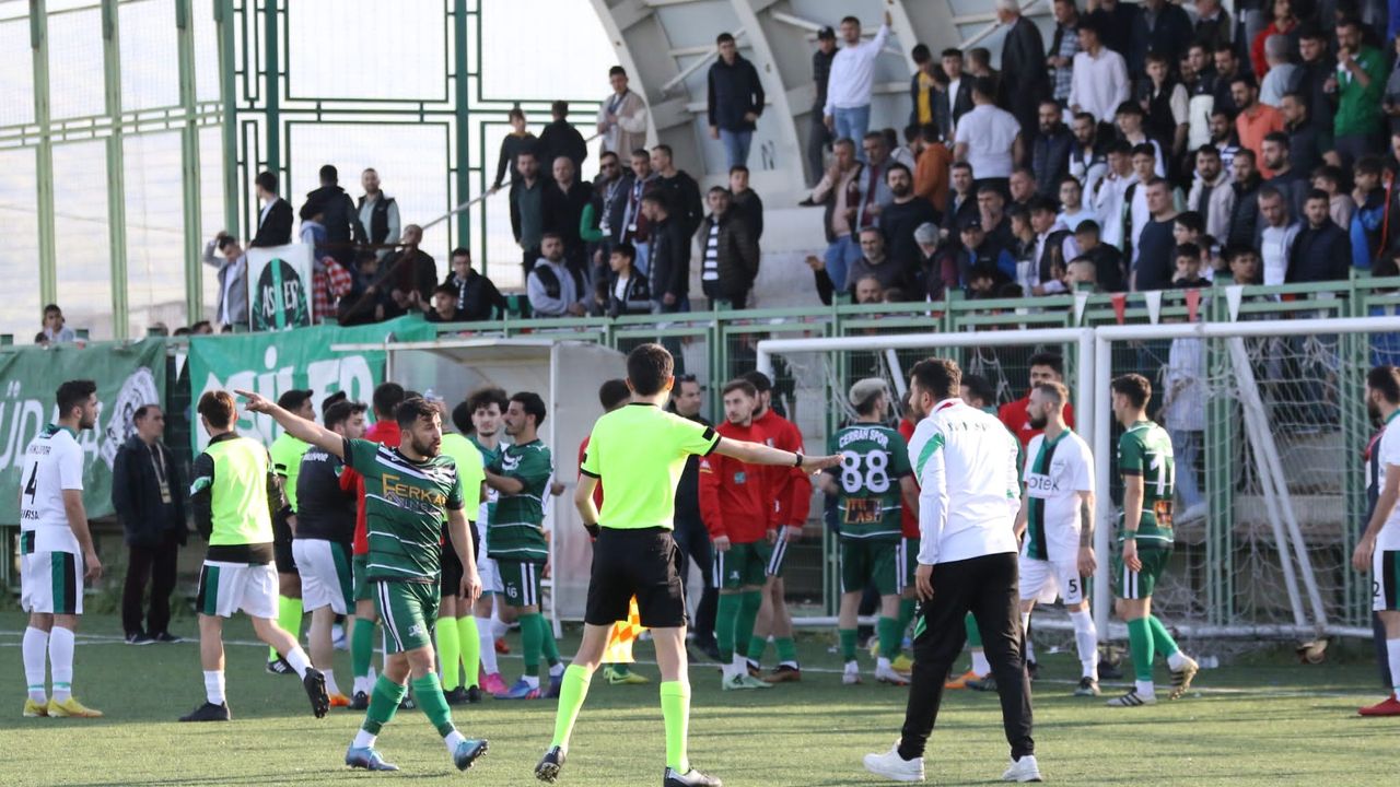 Bursa'da amatör ligde taraftarlar birbirine girdi