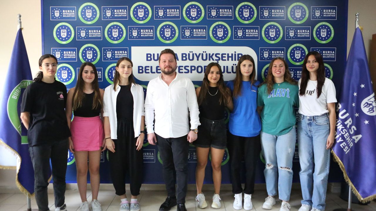 Bursa Büyükşehir Belediyespor Kadın Hentbol Takımı'nda imzalar sürüyor