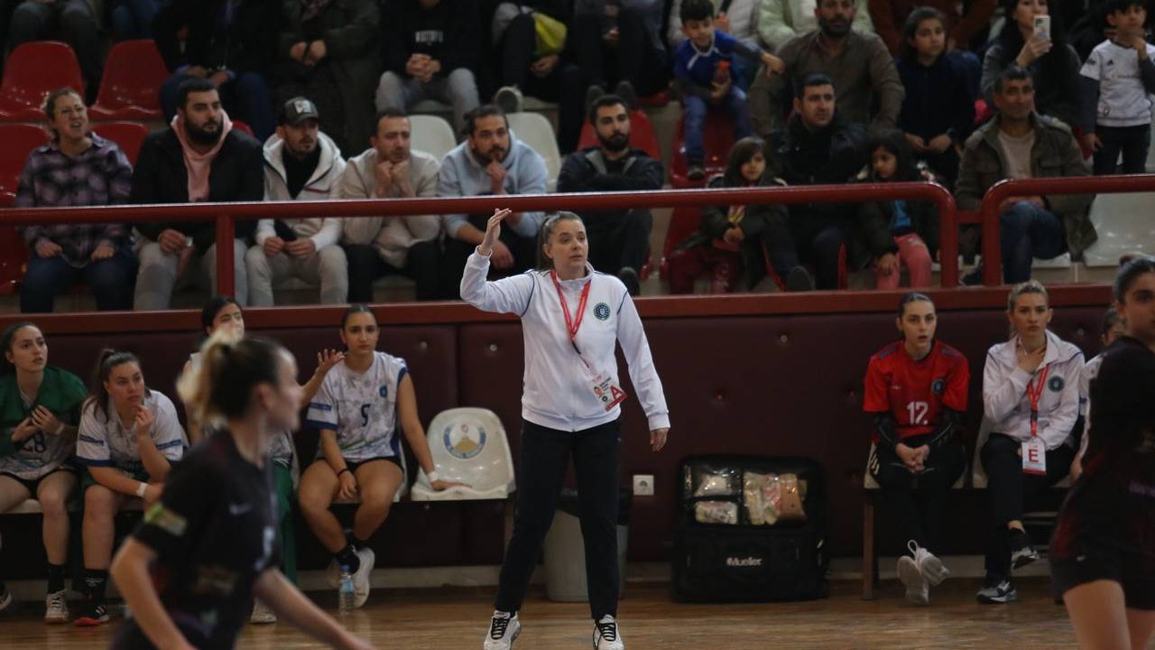 Bursa Büyükşehir Belediyespor Kadın Hentbol Takımı Başantrenör Merve Yılmaz'la devam ediyor