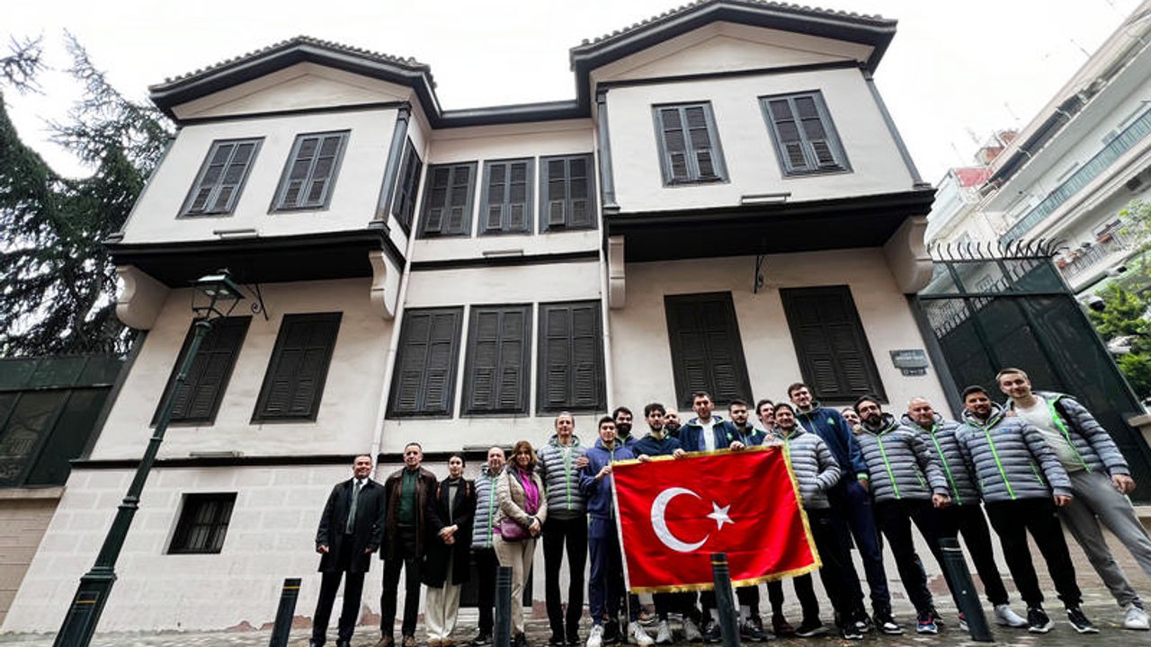 TOFAŞ Basketbol Takımı Atatürk'ün doğduğu evi ziyaret etti