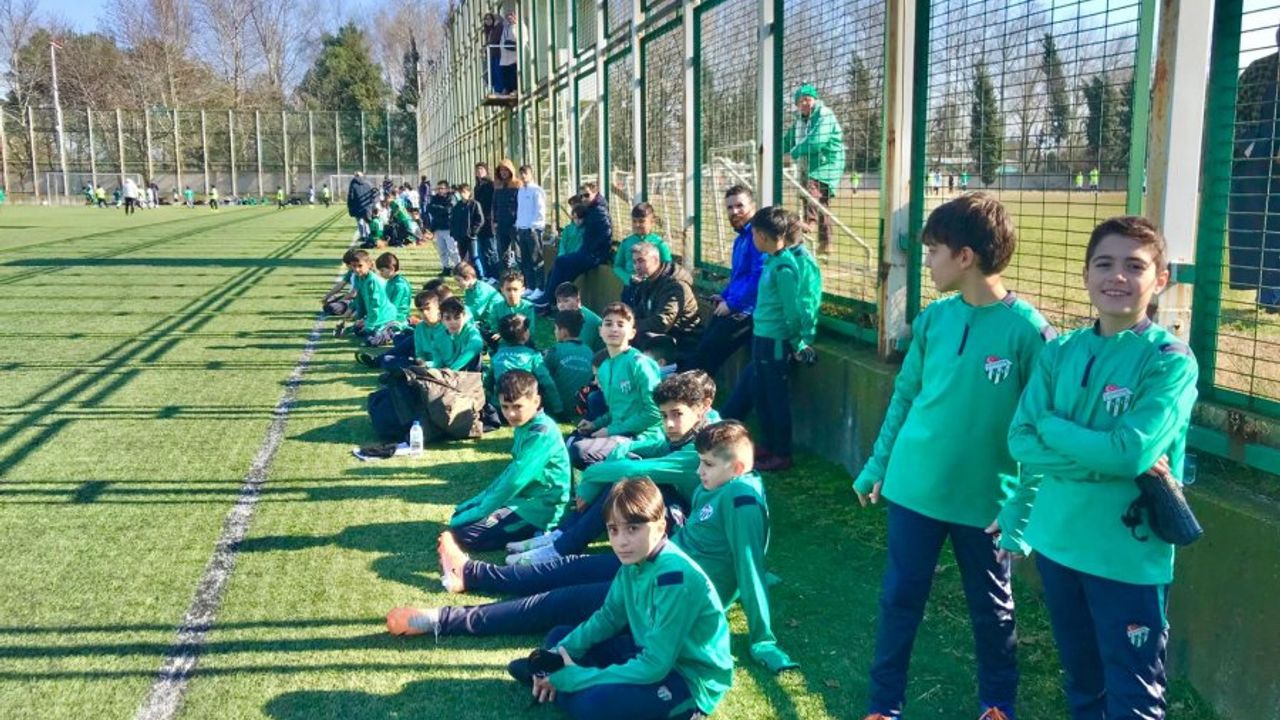 Bursaspor Futbol Okulları arasında futbol şöleni