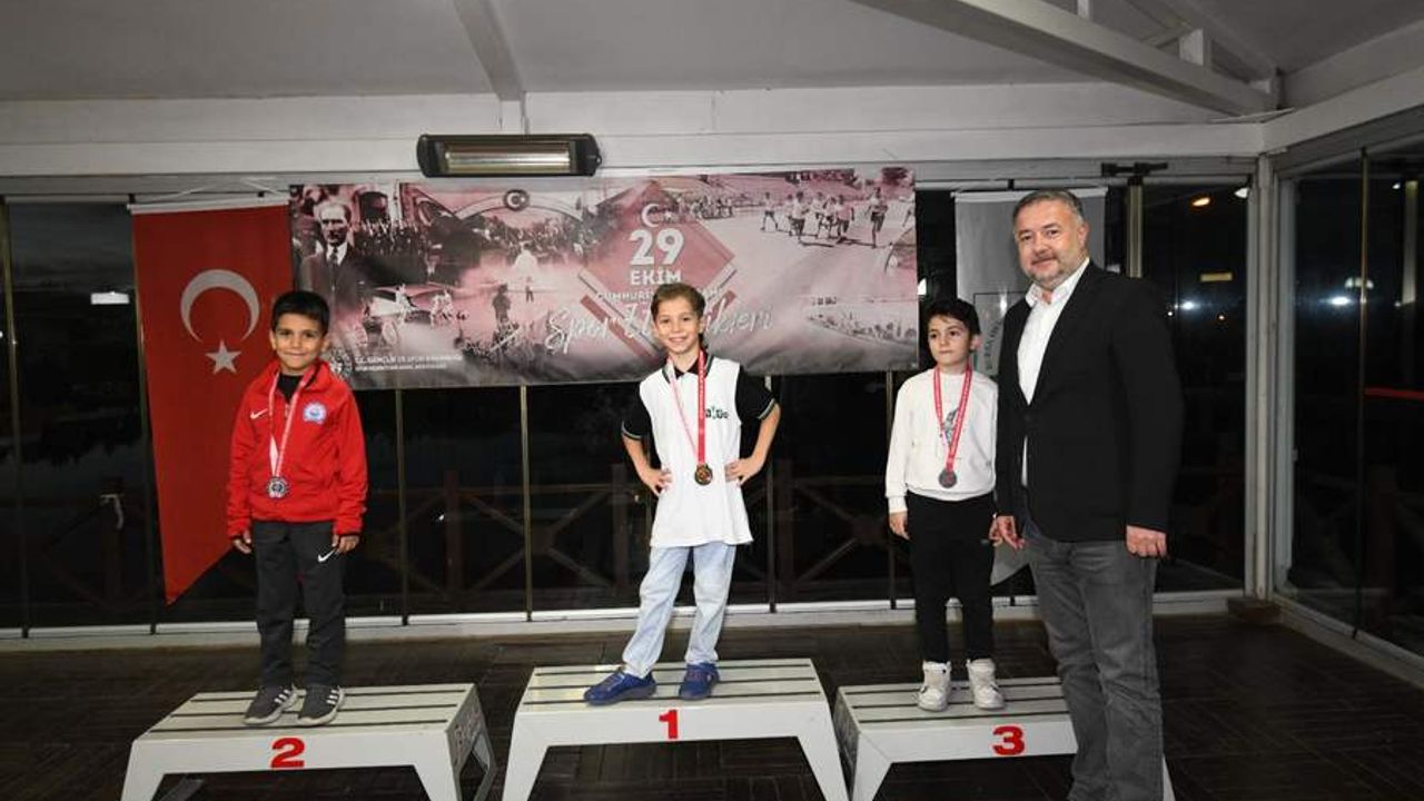 Osmangazi satranç turnuvasında ödüller sahiplerini buldu