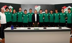 Bursaspor'da 13 futbolcu ile porofesyonel imza