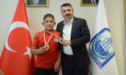 Oktay Yılmaz, rakip tanımayan güreşçiyi ağırladı