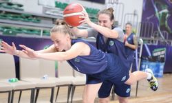 Claudia Cuic açık kapatıyor