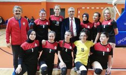 İnegöl Turgutalp Lisesi Kız Ve Erkek Voleybol Takımı başarılarına bir yenisini daha eklemek istiyor