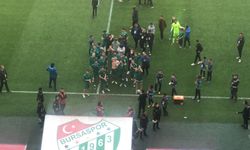 Bursasporlu futbolculardan Ömer Furkan Banaz'a tezahürat