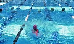 Osmangazi Belediyesi çocuk ve gençlere yüzme öğretiyor