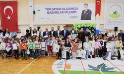 Minik öğrencilere karnelerini Başkan Mustafa Dündar verdi