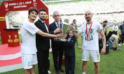Bursaspor’un rekortmen kaptanı yuvada kalıyor