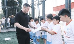 Minik futbolculara sertifikalarını Kaan Gürbüz takdim etti