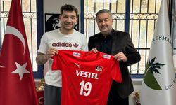 A Milli voleybolcu Berkay Bayraktar’dan Osmangazi Belediyespor’a ziyaret