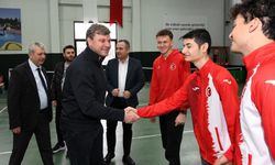 Ertuğrul Sağlam genç tenisçilerle Osmangazi’de buluştu