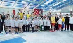 Osmangazi’de 23 Nisan coşkusu havuzda yaşandı