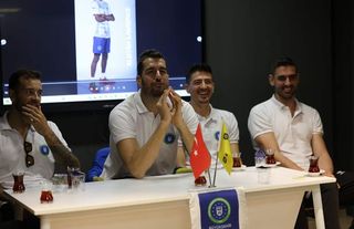 Bursa Büyükşehir Belediyesporlu voleybolcular Era Koleji’nde öğrencilerle buluştu