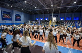 Bursada zumba derslerine binlerce kadın katıldı