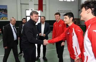 Ertuğrul Sağlam genç tenisçilerle Osmangazi’de buluştu