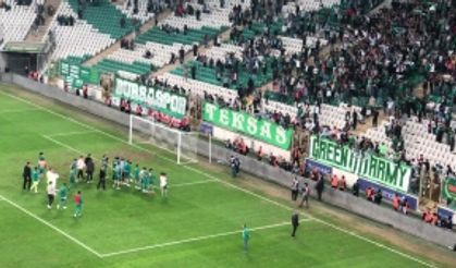 Bursaspor galibiyeti taraftarlarla kutladı