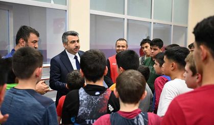 Oktay Yılmaz şampiyon güreşçilerle buluştu
