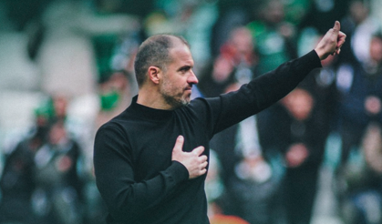 Bursaspor teknik direktörü Mustafa Er şampiyonluğu annesiyle kutladı