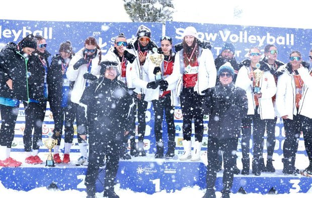Uludağ’da kar voleybolu şöleni sona erdi