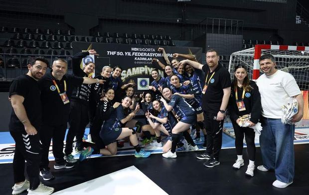 Hentbolun Kraliçeleri İstanbul’da Tarih Yazdı: Federasyon Kupası Bursa’nın!