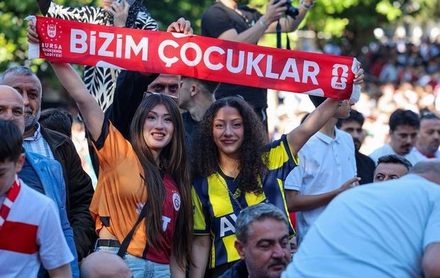 Binlerce Bursalı Orhangazi Meydanı’nda omuz omuza!