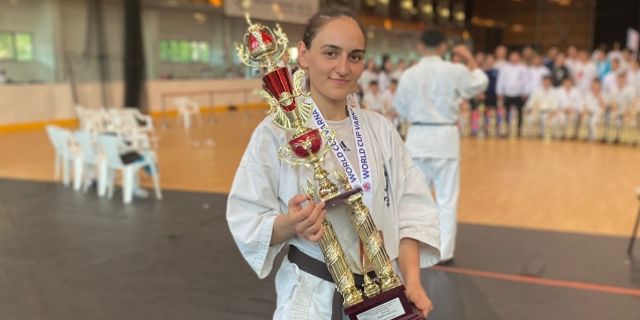 Yıldırım Belediyespor Bulgaristan'dan kupayla döndü