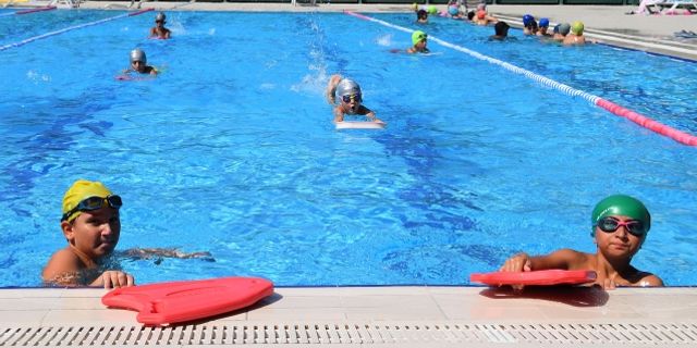 Bursa Osmangazi’de 12 Bin çocuk yüzme öğrendi