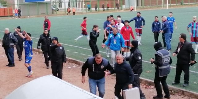 Bursa'da olaylı maçta biri polis iki kişi yaralandı