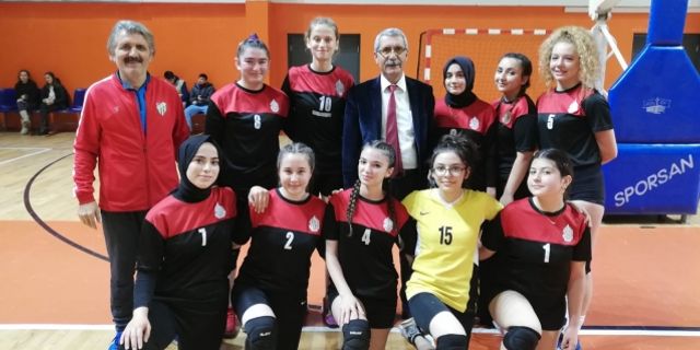 İnegöl Turgutalp Lisesi Kız Ve Erkek Voleybol Takımı başarılarına bir yenisini daha eklemek istiyor