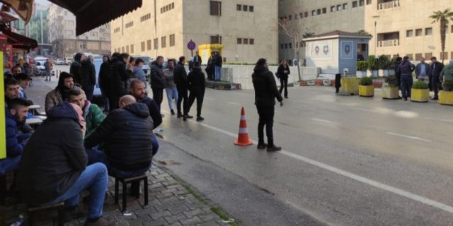 Bursasporlu taraftarlar Bursa Adliyesi önünde toplandı
