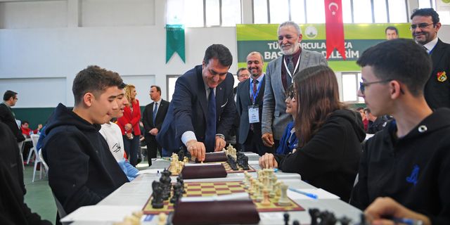 Satranç turnuvasında ilk hamle Mustafa Dündar’dan