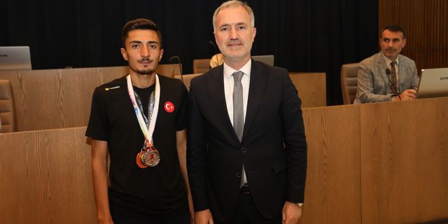 İnegöllü milli sporcu mecliste ödüllendirildi