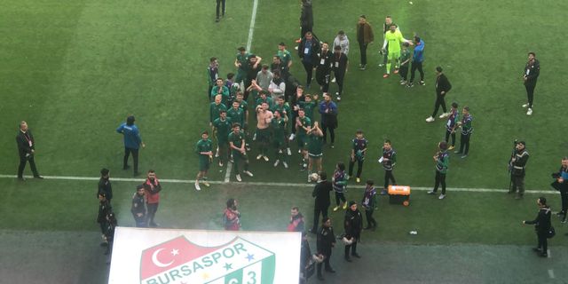 Bursasporlu futbolculardan Ömer Furkan Banaz'a tezahürat