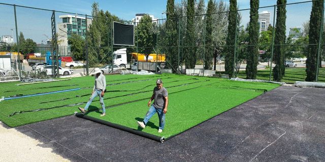 Bursa'da futbol sahaları yenileme çalışmaları sürüyor