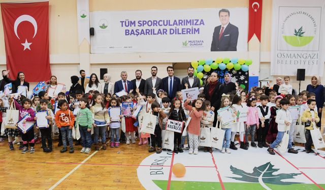 Minik öğrencilere karnelerini Başkan Mustafa Dündar verdi
