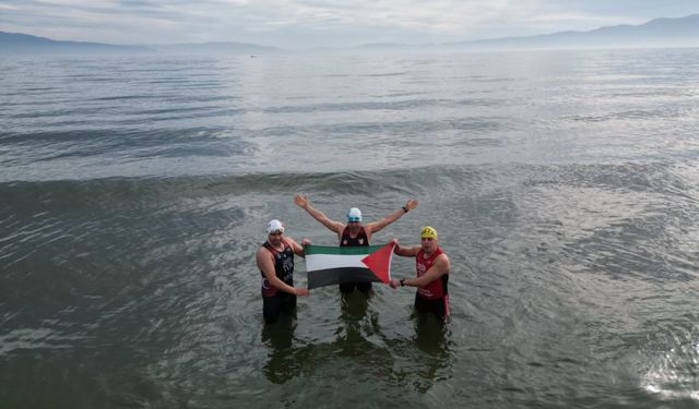 İznik Gölü'ne bu kez Filistin'e destek için girdiler