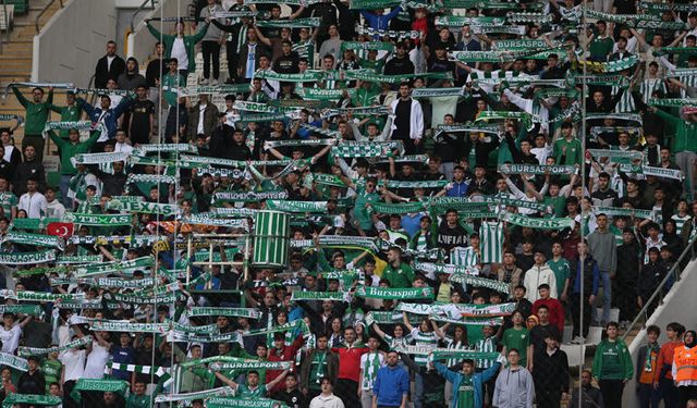 Taraftar Bursaspor'u 3. Lig'e alkışlarla uğurladı