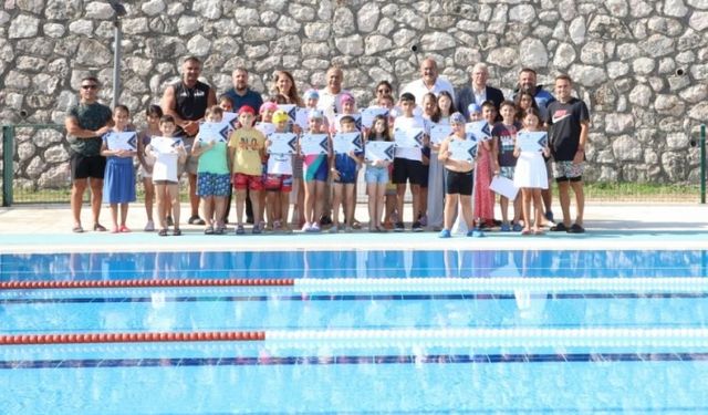 Bursa'da Mudanyalı minik yüzücüler sertifikalarını aldı