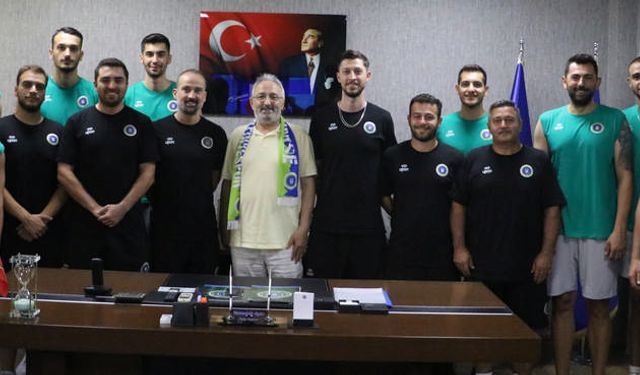 Bursa Büyükşehir Belediyespor Voleybol Takım'ında toplu imza töreni