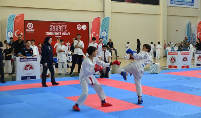 Yıldırım Belediyesi, 29 Ekim Cumhuriyet Bayramı Karate Kupası düzenledi.