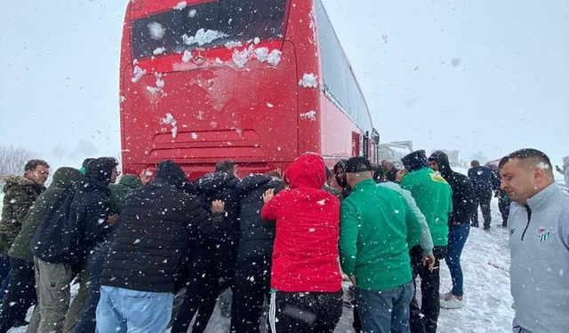 Bursaspor taraftar otobüsü karda mahsur kaldı