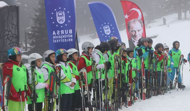 Uludağ’da öğrencilerin kayak heyecanı